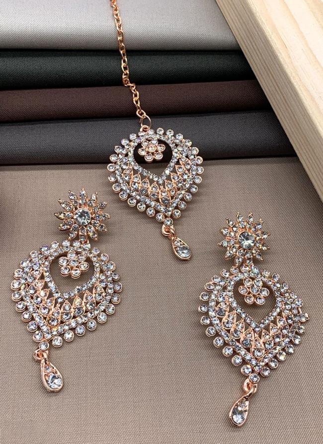 Rose Gold Stone Studded Shining Earrings With Maang Tikka